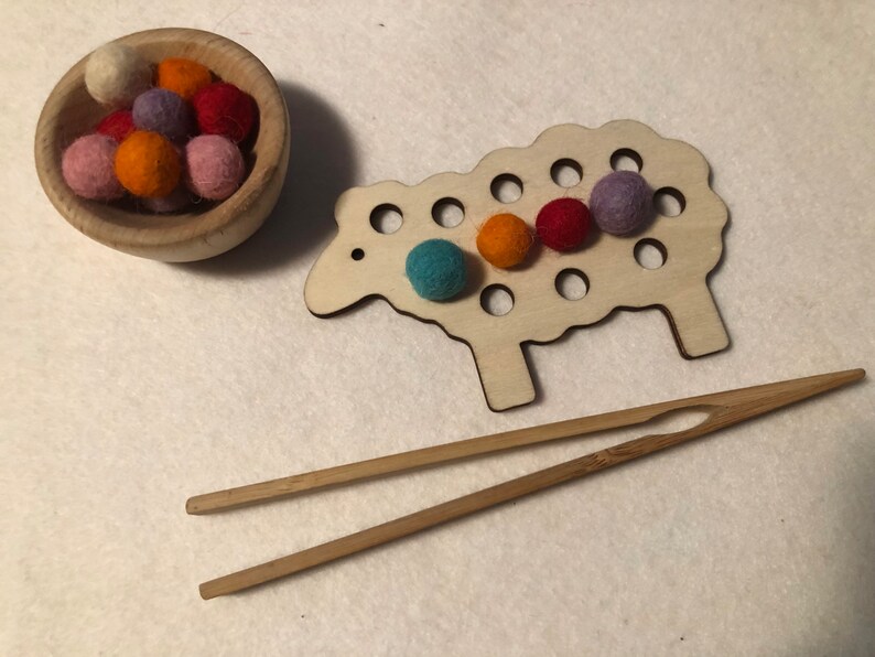 Sheep Lacing and Wool Pompom Activity bild 6