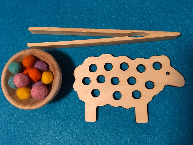 Sheep Lacing and Wool Pompom Activity bild 3