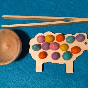 Sheep Lacing and Wool Pompom Activity bild 1