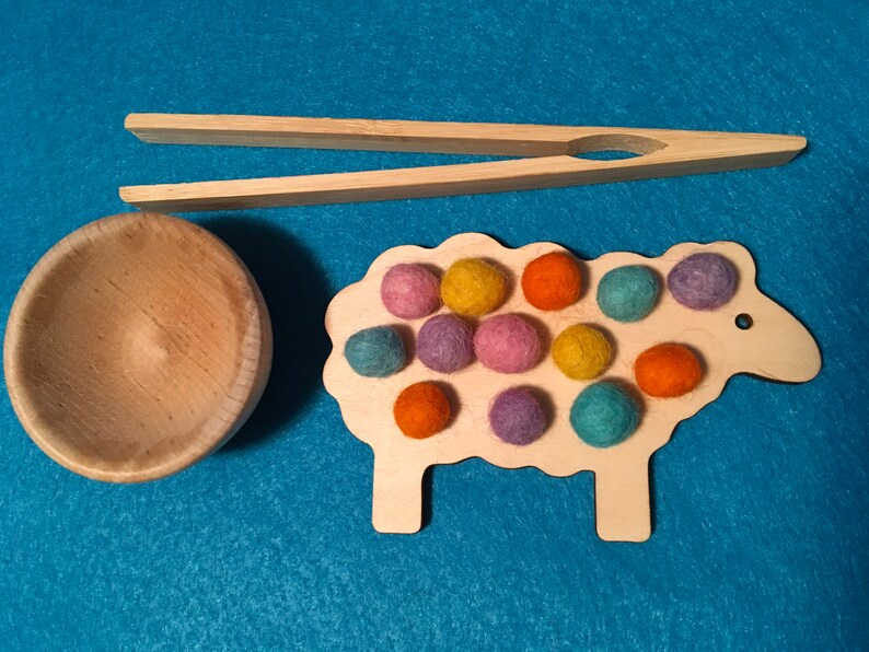 Sheep Lacing and Wool Pompom Activity bild 1