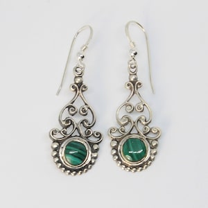 Malachite Petite Open Scroll Silver Drop Pendientes