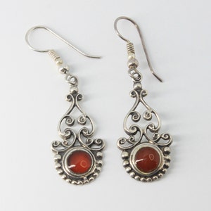 Carnelian Petite Open Scroll Silver Drop Pendientes