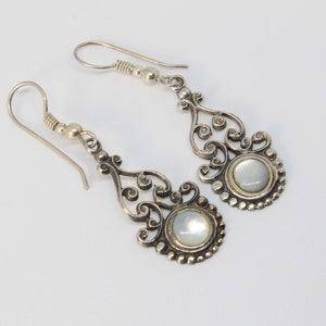 Aretes de Mother of Pearl Petite Open Scroll Silver Drop