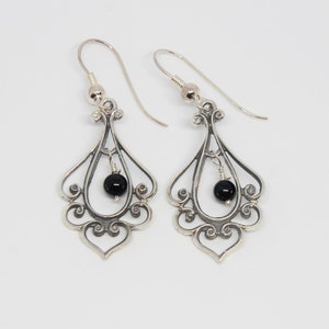 Open Scroll Onyx Chandelier Pendientes de plata