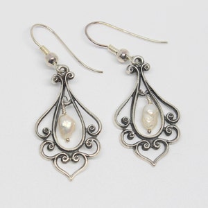Open Scroll Agua dulce Araña de perlas Pendientes de plata
