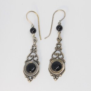 Pendientes colgantes de plata Onyx Open Scroll con ganchos de cuentas