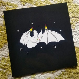 Impression chauve-souris | Fêtard, mini impression d'art, oeuvre d'art mignonne effrayante, illustration kawaii, carte d'anniversaire animal, affiches d'animaux nocturnes,