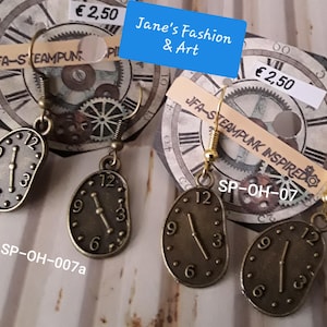 Può includere: Orecchini steampunk color bronzo con design a quadrante. Gli orecchini presentano i numeri 12, 3, 6 e 9. Sono presentati su uno sfondo a tema orologio con il testo "Jane's Fashion & Art".