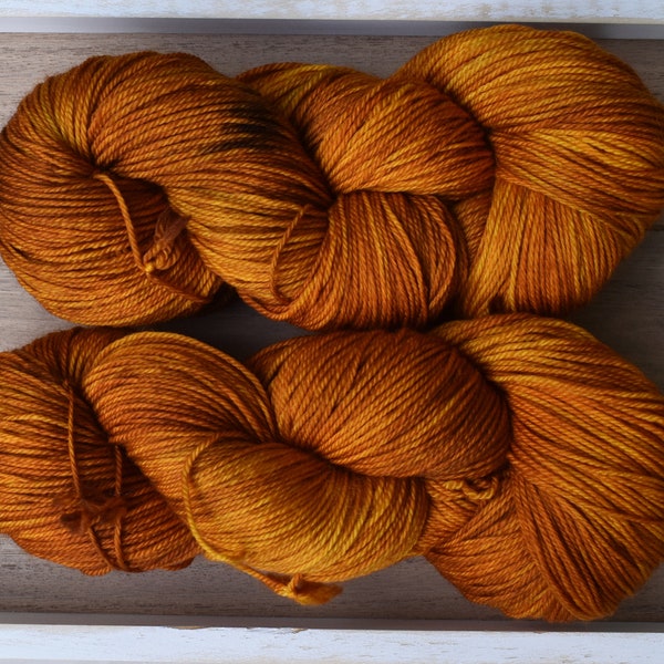 Blé ambré : fil jaune moutarde, ocre et curcuma. Fil de laine Superwash Fingering Sock teint à la main. Fil jaune ton sur ton. Semi-solide. Sport DK.