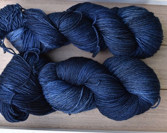 Misty Mountain : fil bleu foncé foncé. Fil de laine pour chaussettes teint à la main. Fil bleu ton sur ton. Bleu marine. Semi-solide. Fil bleu foncé. Sportif. DK.