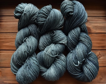 Blauwe spar: grijsblauwgroen, handgeverfd, garen van merinowol. Groenblauw garen in dezelfde kleur. Lichtgroen, wit, okerkleurige vlekken. Halfvast. Rode vlekken.