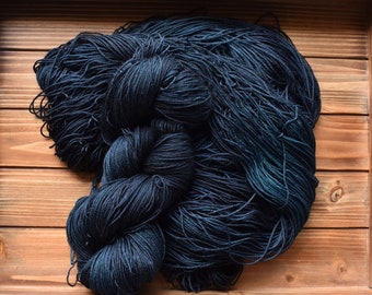 Mitternacht: Dark Spruce Teal Hand-dyed Merino Wool Yarn. Tonal purple blue teal yarn. Midnight. Dark purple black. Semi-solid yarn.