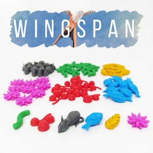 Könnte beinhalten: Eine Sammlung bunter Spielfiguren aus Kunststoff für das Brettspiel "Wingspan". Die Figuren umfassen Vögel, Eier, Futter und andere Spielelemente.