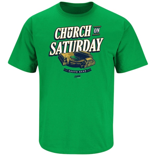 Può includere: Una t-shirt a maniche corte verde brillante con la scritta "CHURCH ON SATURDAY" in lettere bianche e blu navy. Sotto il testo è presente un'illustrazione grafica di uno stadio, con le parole "SOUTH BEND" stampate su un banner blu navy.