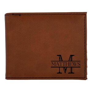 Cartera con inicial y nombre grabados: billetera plegable de cuero vegano personalizada para él, regalo personalizado para el Día del Padre para papá, esposo, abuelo o padrino.