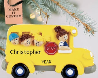 Könnte beinhalten: Gelber Schulbus-Weihnachtsbaumschmuck mit einem Stoppschild, drei Kindern und dem Namen Christopher. Der Schmuck ist mit dem Jahr personalisiert.