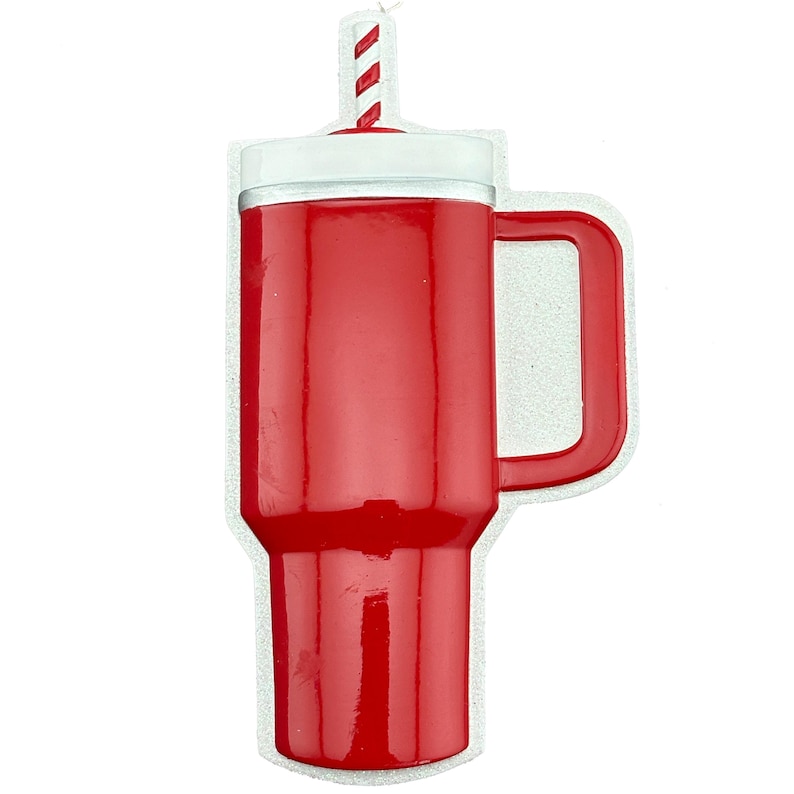 K&ouml;nnte beinhalten: Ein roter Becher mit wei&szlig;em Deckel und Griff, mit einem rot-wei&szlig; gestreiften Strohhalm. Der Becher ist gl&auml;nzend rot und hat eine wei&szlig;e Kontur.