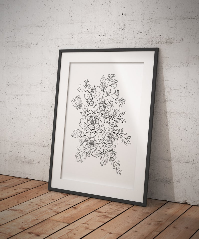 以下が含まれることがあります： 白と黒の線画で描かれた、バラやその他の花をシンプルでミニマルなスタイルで描いた花束のプリント。プリントは黒いフレームで額装され、白いレンガの壁にかけられています。