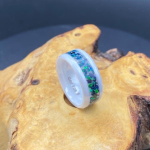 Sz.6 white ceramic opal glow ring