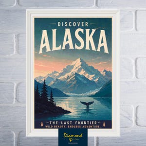 Könnte beinhalten: Ein gerahmtes Reiseplakat im Vintage-Stil mit dem Text "DISCOVER ALASKA" über einer malerischen Illustration von Bergen, einem See und einer Walflosse. Der Text unten lautet "THE LAST FRONTIER. WILD BEAUTY. ENDLESS ADVENTURE."