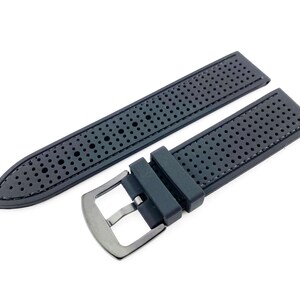 Peut inclure: Un bracelet de montre en silicone noir perfor&eacute; avec une boucle argent&eacute;e.