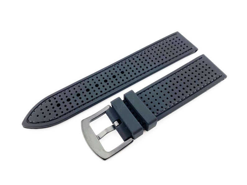 Peut inclure: Un bracelet de montre en silicone noir perfor&eacute; avec une boucle argent&eacute;e.