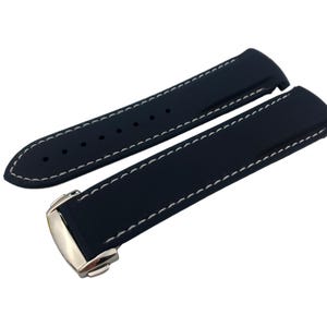 Puede incluir: Una correa de reloj azul marino con costuras blancas. La correa est&aacute; hecha de un material flexible y presenta un cierre plateado. El dise&ntilde;o incluye varios agujeros para el ajuste.