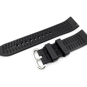 Może przedstawiać: Czarny silikonowy pasek do zegarka ze srebrną klamrą. Pasek ma fakturowany wz&oacute;r z małymi otworami.