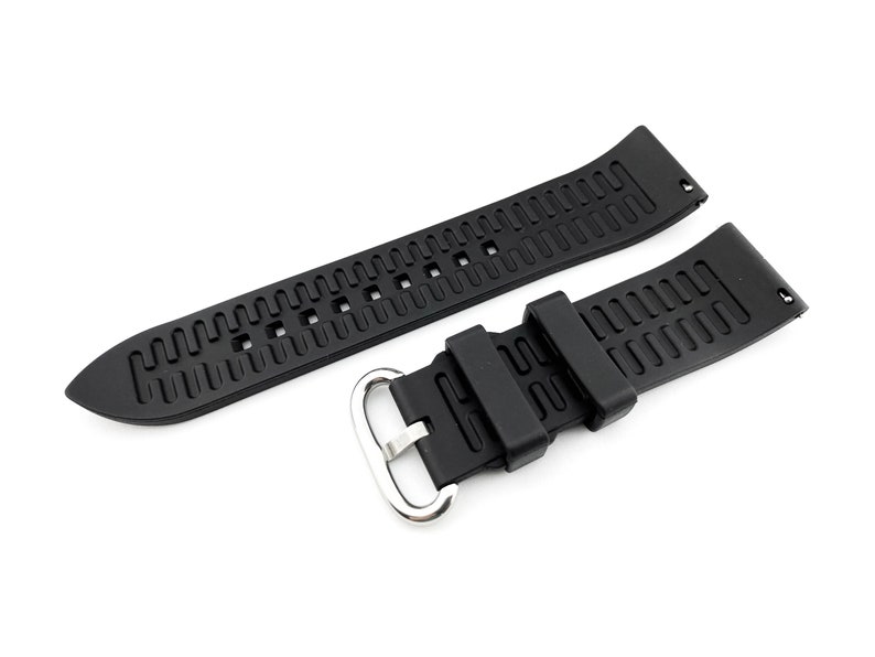 Może przedstawiać: Czarny silikonowy pasek do zegarka ze srebrną klamrą. Pasek ma fakturowany wz&oacute;r z małymi otworami.