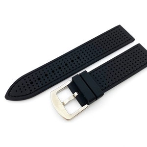 Peut inclure: Bracelet de montre en caoutchouc noir avec une boucle argent&eacute;e et un design perfor&eacute;.