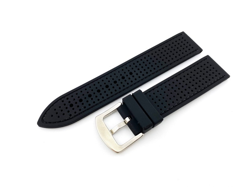 Peut inclure: Bracelet de montre en caoutchouc noir avec une boucle argent&eacute;e et un design perfor&eacute;.