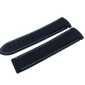 Puede incluir: Dos correas de reloj azul marino con costuras blancas. Las correas est&aacute;n hechas de un material flexible y tienen agujeros de ajuste. El dise&ntilde;o incluye un extremo redondeado y un extremo rectangular.