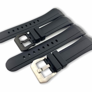 Puede incluir: Tres correas de reloj de caucho negro con hebillas metálicas. Las correas tienen una superficie texturizada y están diseñadas para un reloj con una anchura de lengüeta de 22 mm.