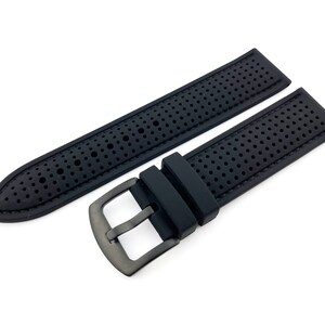 Peut inclure: Bracelet de montre en caoutchouc noir avec un motif perfor&eacute; et une boucle argent&eacute;e.