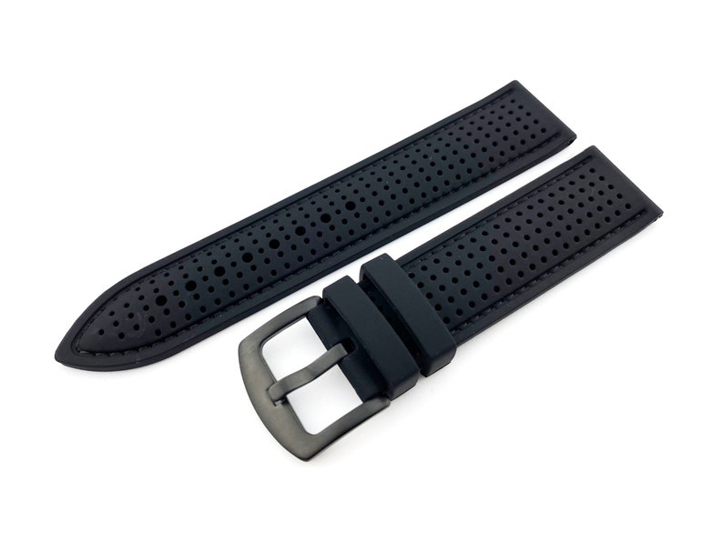 Peut inclure: Bracelet de montre en caoutchouc noir avec un motif perfor&eacute; et une boucle argent&eacute;e.