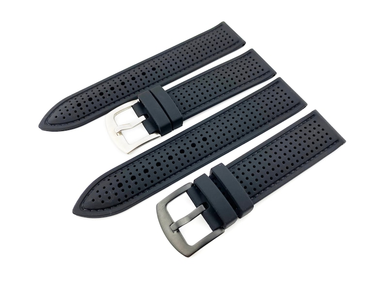 Peut inclure: Trois bracelets de montre noirs avec un design perfor&eacute; et des boucles argent&eacute;es.