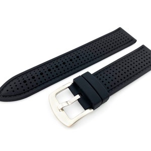 Peut inclure: Bracelet de montre en caoutchouc noir avec une boucle argent&eacute;e et un design perfor&eacute;.