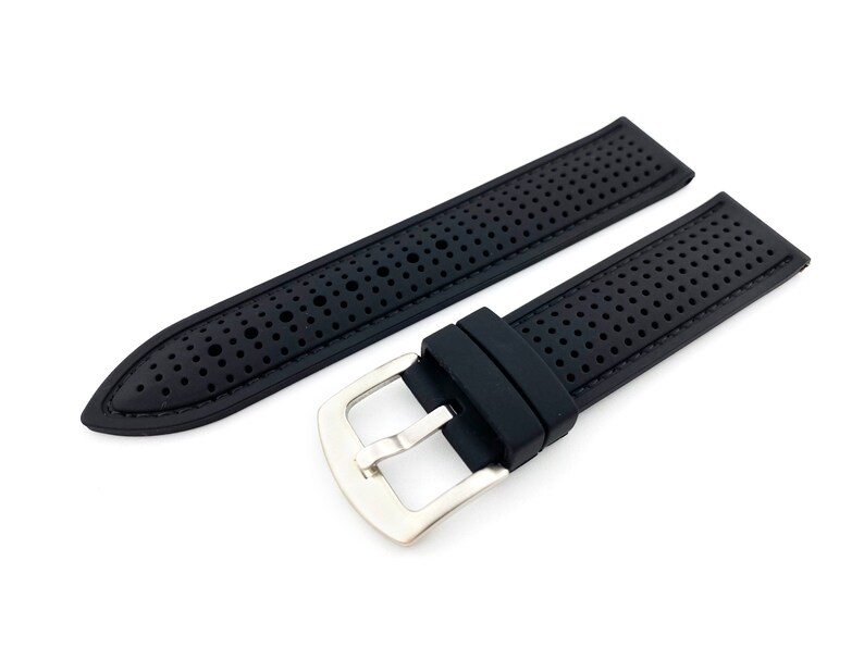 Peut inclure: Bracelet de montre en caoutchouc noir avec une boucle argent&eacute;e et un design perfor&eacute;.