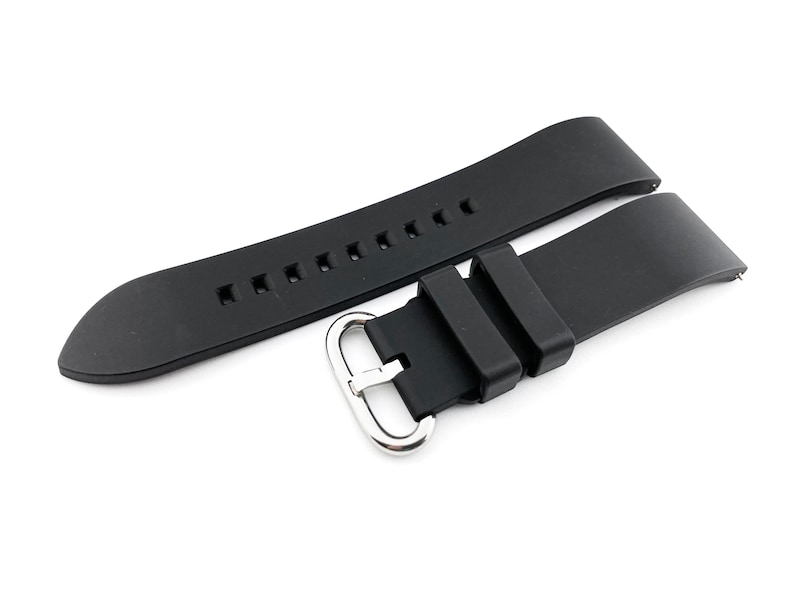 Może przedstawiać: Czarny silikonowy pasek do zegarka ze srebrną klamrą. Pasek jest pokazany w dw&oacute;ch częściach, jedna z otworami do regulacji rozmiaru, a druga z klamrą.