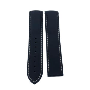 Puede incluir: Correa de reloj de dos piezas en azul marino con costuras blancas. La correa est&aacute; hecha de un material liso y tiene agujeros de ajuste. La correa est&aacute; dise&ntilde;ada para sujetarse a la esfera del reloj.