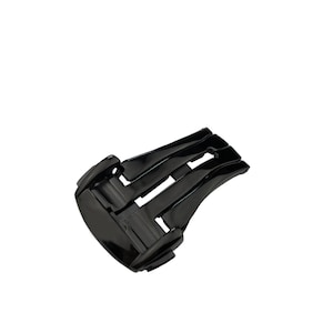 Puede incluir: Cierre de reloj negro, con un dise&ntilde;o curvo y varias aberturas rectangulares. El cierre est&aacute; hecho de un material brillante y reflectante, sobre un fondo blanco.