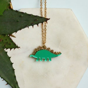 Colar com pingente de dinossauro | Colar de estegossauro | Brilho dourado e dinossauro verde espelhado | Colar de dinossauro feito à mão | Presente para amante de dinossauros