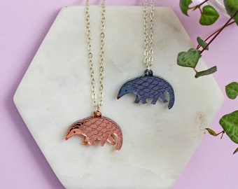 Pangolin Halskette | Pangolin Anhänger Halskette | Schuppentier Schmuck | Schuppentier Design | Rose Gold Acryl Halskette | Kleiner Elchschmuck