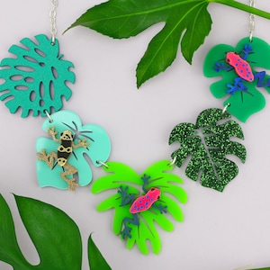 Collar llamativo de rana dardo venenoso / Collar de rana acrílica / Collar de hojas / Hojas tropicales / Joyas de rana / Joyas tropicales