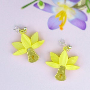 Daffodil flower earrings Yellow pearl perspex daffodil earrings Handmade daffodil gift for plant lover Flower jewellery for gardener image 3