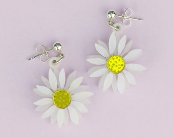 Mother of pearl Daisy Earrings | Daisy flower earrings| Fun dangle earrings| Handmade daisy | Flower plant lover gift | Gift for gardener