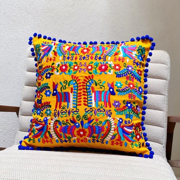 Funda de almohada amarilla mexicana con bordado estilo otomí bordado mexicano colorido ideal para decoración de espacios con estilo mexicano