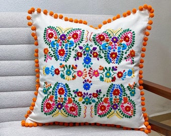 ポインセチアの刺繍入り枕カバー。クリスマスの装飾用クッションカバー