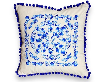 Mexikanskt örngott med handbroderade mexikanska blommor i nyanser av blått, perfekt för vår- och sommardekoration i färgglad heminredning