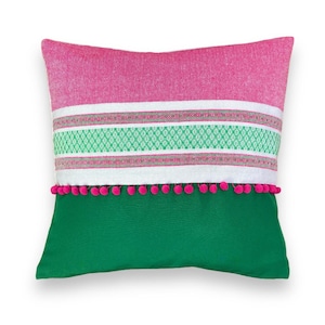 Funda de almohada mexicana combinación de tejido en telar de pedal en tonos rosa y verde con color pompón personalizado de su elección